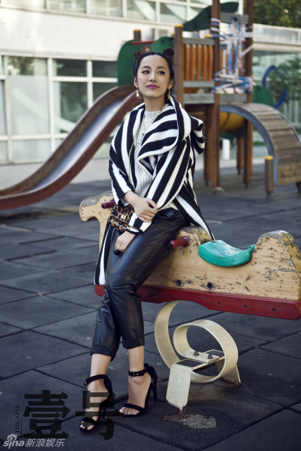 新浪娱乐讯 近日,人气女星吕一为某杂志拍摄了一组时尚街拍,片中她