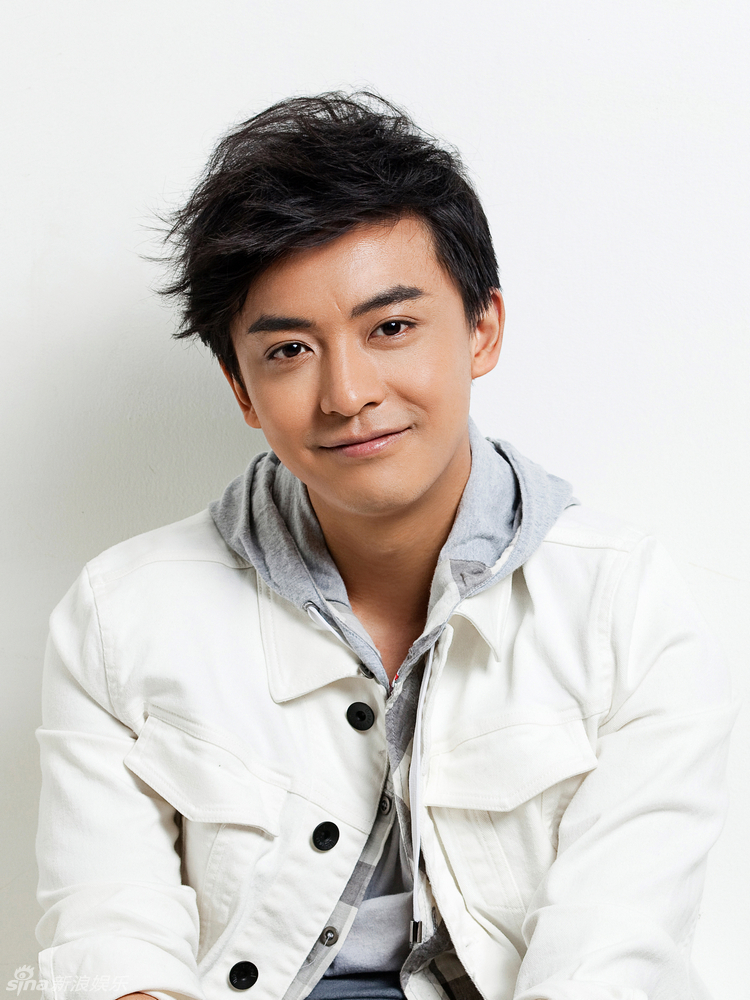 李佳航休闲写真随性笑容温暖