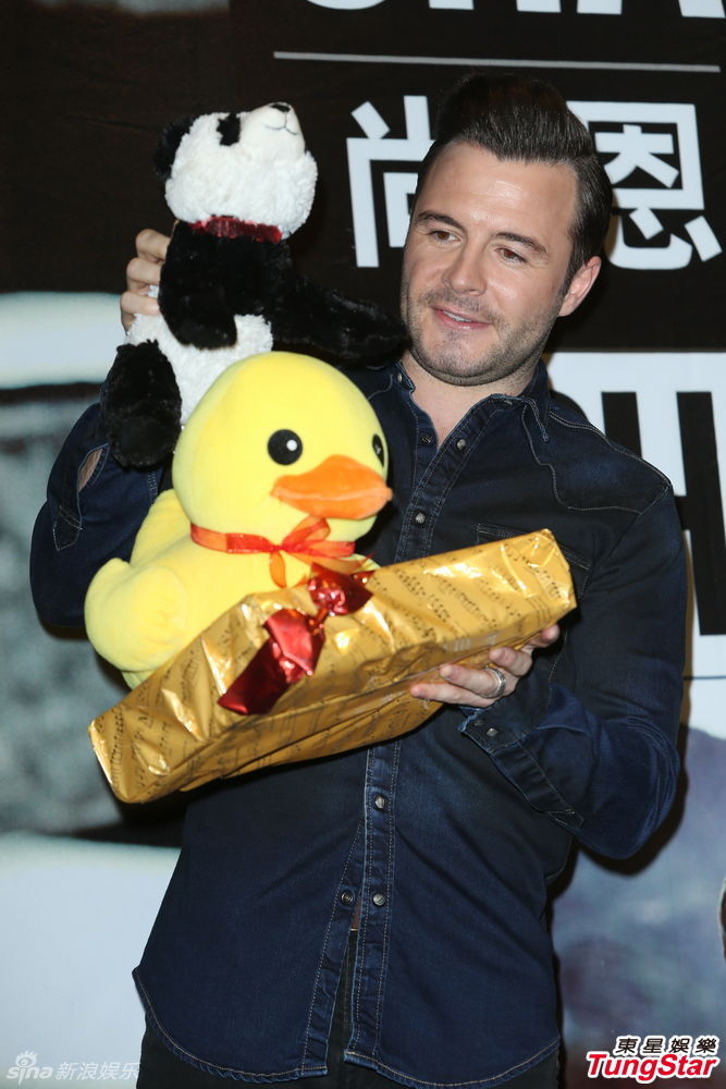 组图:西城男孩尚恩单飞 赴台签唱抱黄鸭_高清图集_新浪网