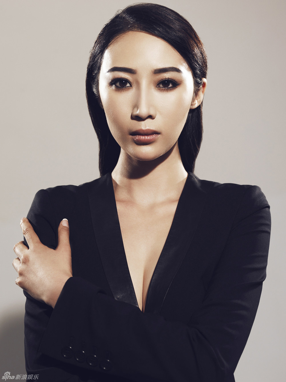 赵子惠帅酷写真黑白配风格飒爽干练