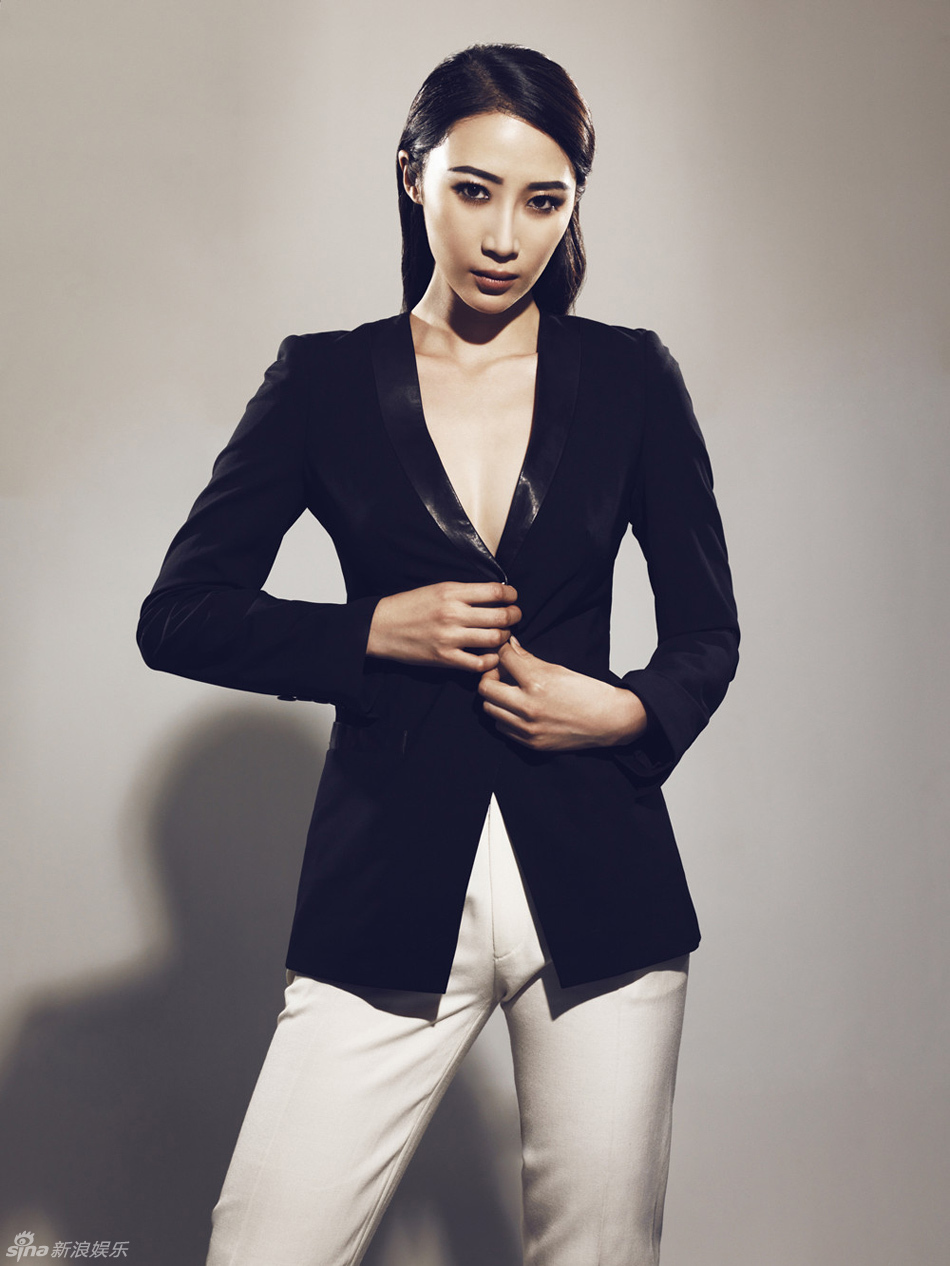 新浪娱乐讯 赵子惠曝光了一组帅酷写真,时尚的短款黑色礼服搭配白色