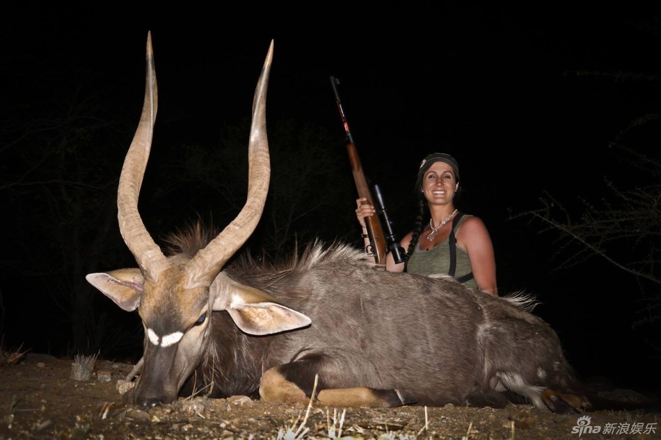 "铁杆猎人"女主播晒猎杀动物照引公愤