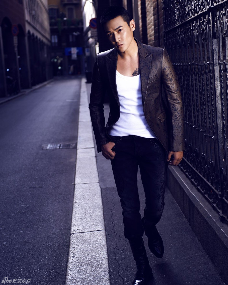 新浪娱乐讯 近日,陆毅现身米兰街头,以休闲绅士造型亮相尽显成熟男人