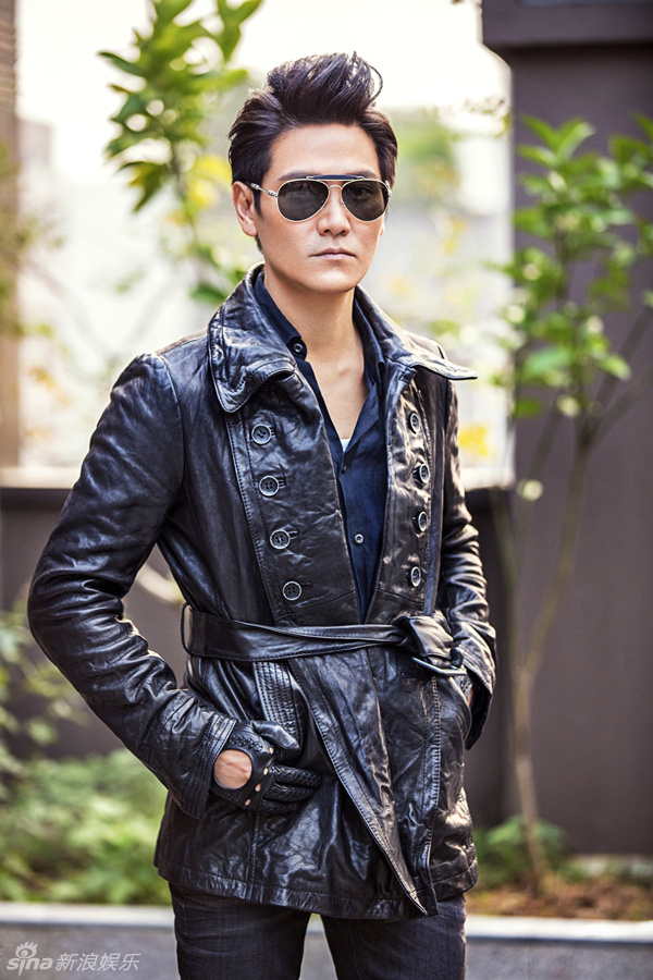 丁子峻冬季街拍黑色夹克随性帅气