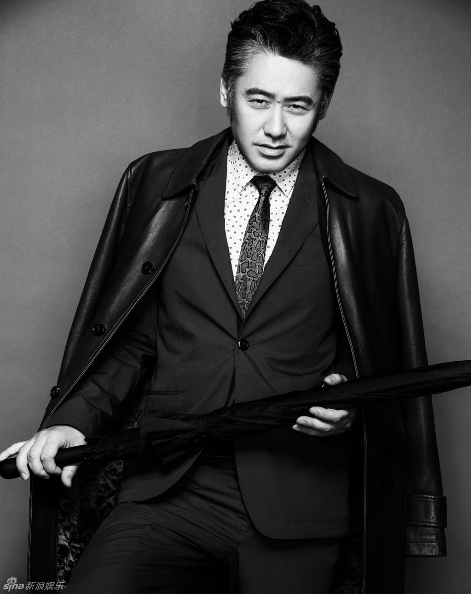 新浪娱乐讯 近日,吴秀波一组素黑色充满着浪漫情怀的写真曝光,他身着