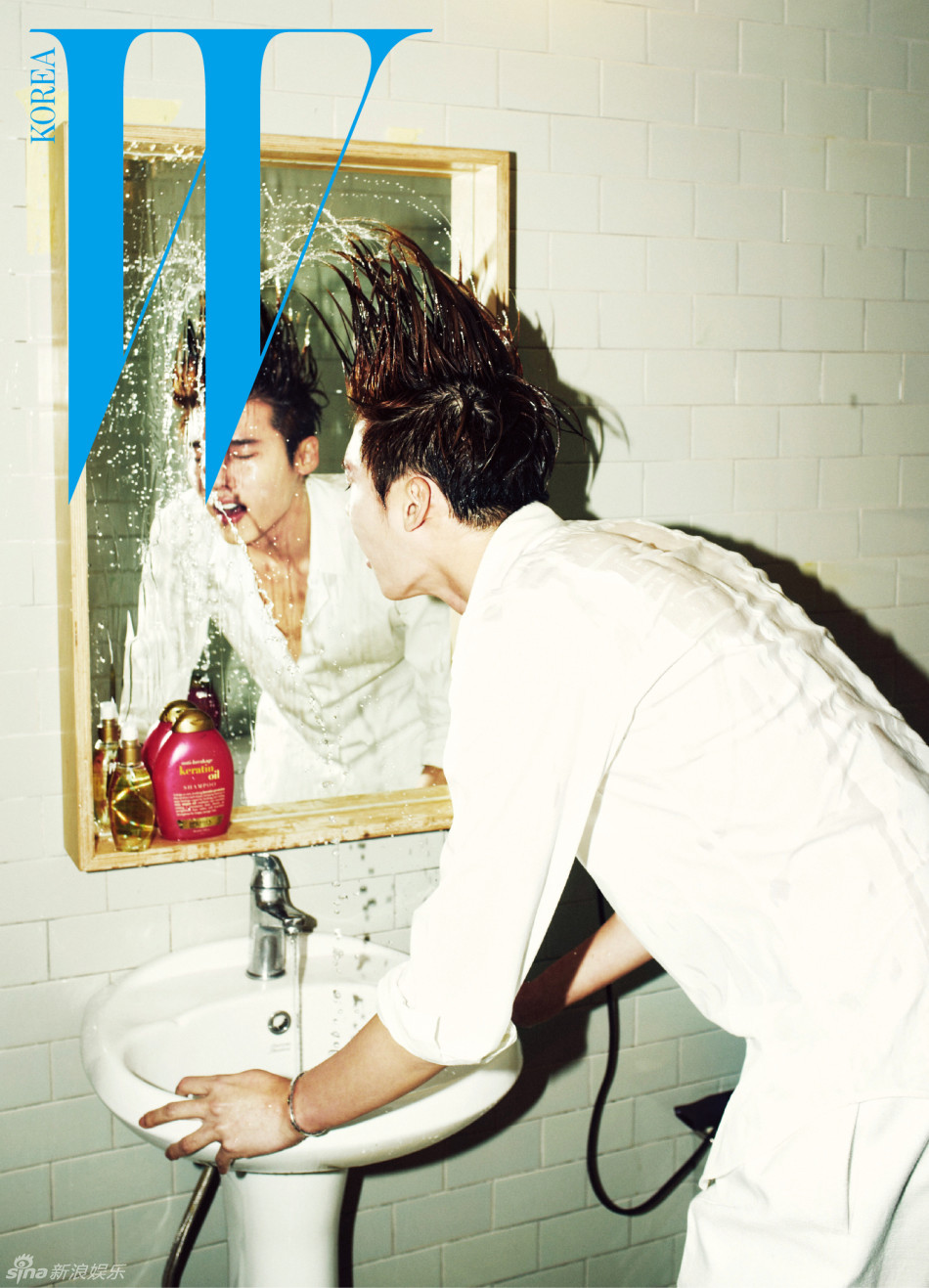 11.22】【明星】李钟硕浴室照曝光 穿浴袍耍帅卖萌
