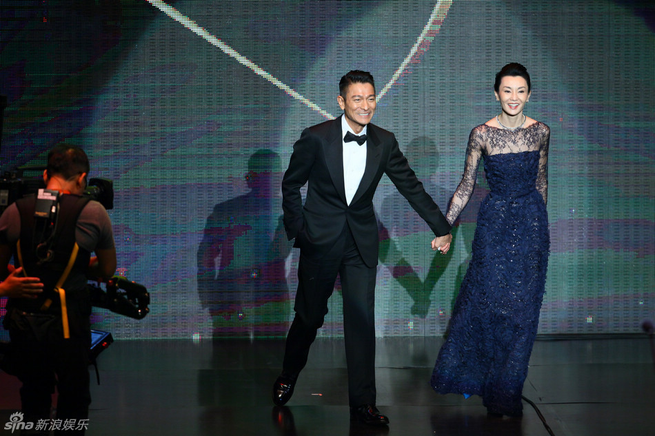 刘德华牵手张曼玉颁奖