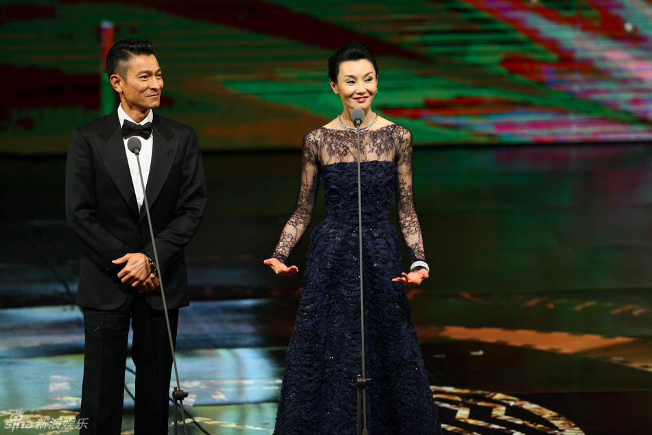 刘德华牵手张曼玉颁奖