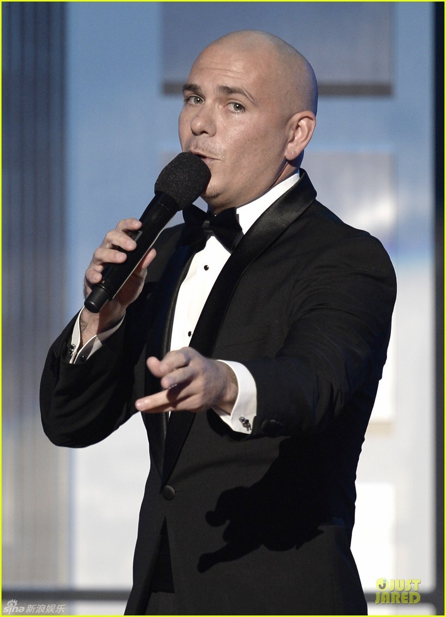 钱婆ke$ha联手pitbull 扯衫露黑色胸衣