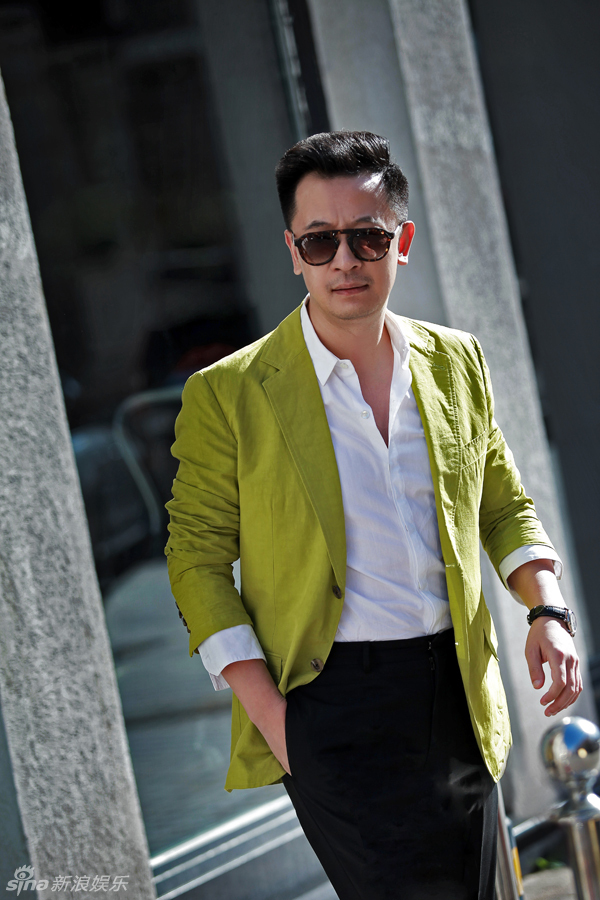 组图:黄海波初冬街拍亮色西装暖意洋洋_高清图集_新浪网