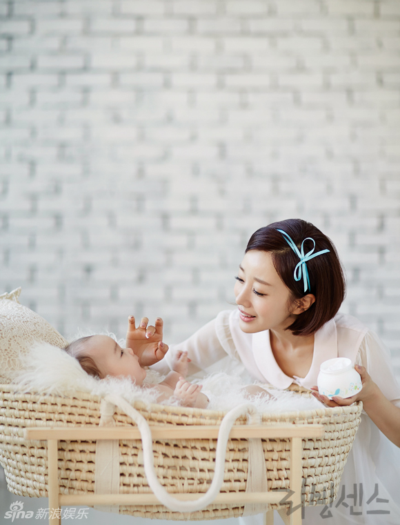 尹孙河抱婴儿拍写真