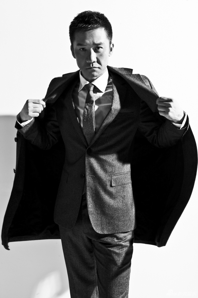 组图:魅力大叔黄志忠登封面 绅士装男人味十足_高清图集_新浪网
