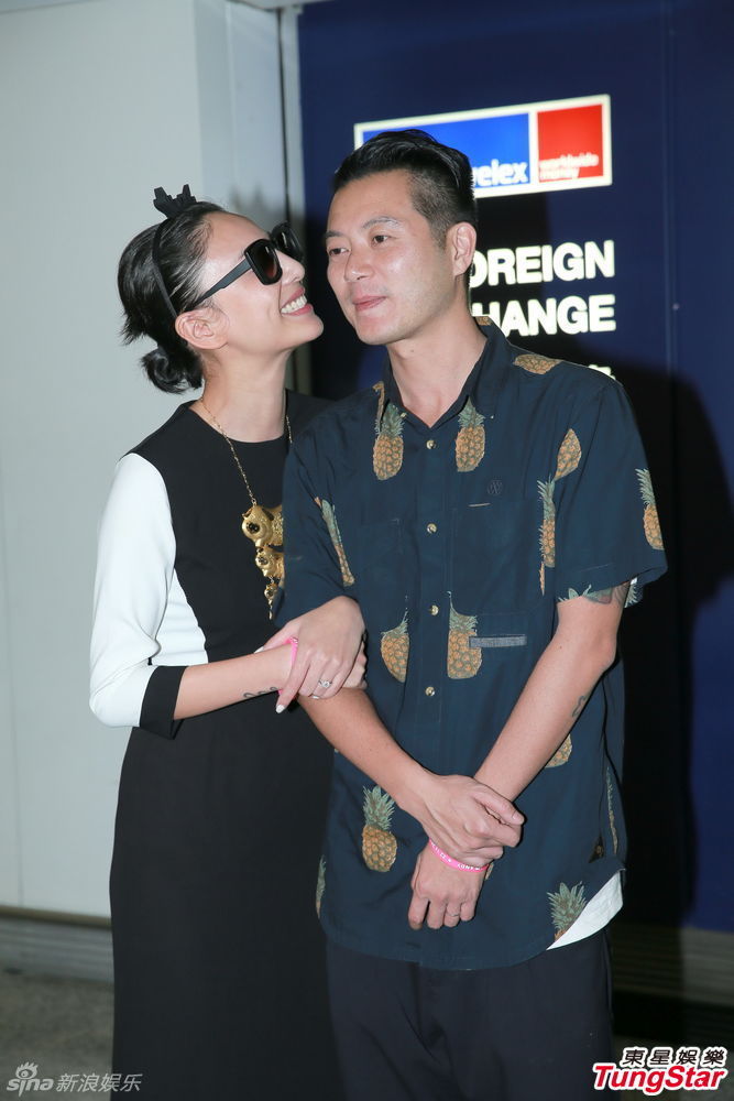 组图:新婚郑希怡戴金项链大呼嫁到好老公_高清图集_新浪网