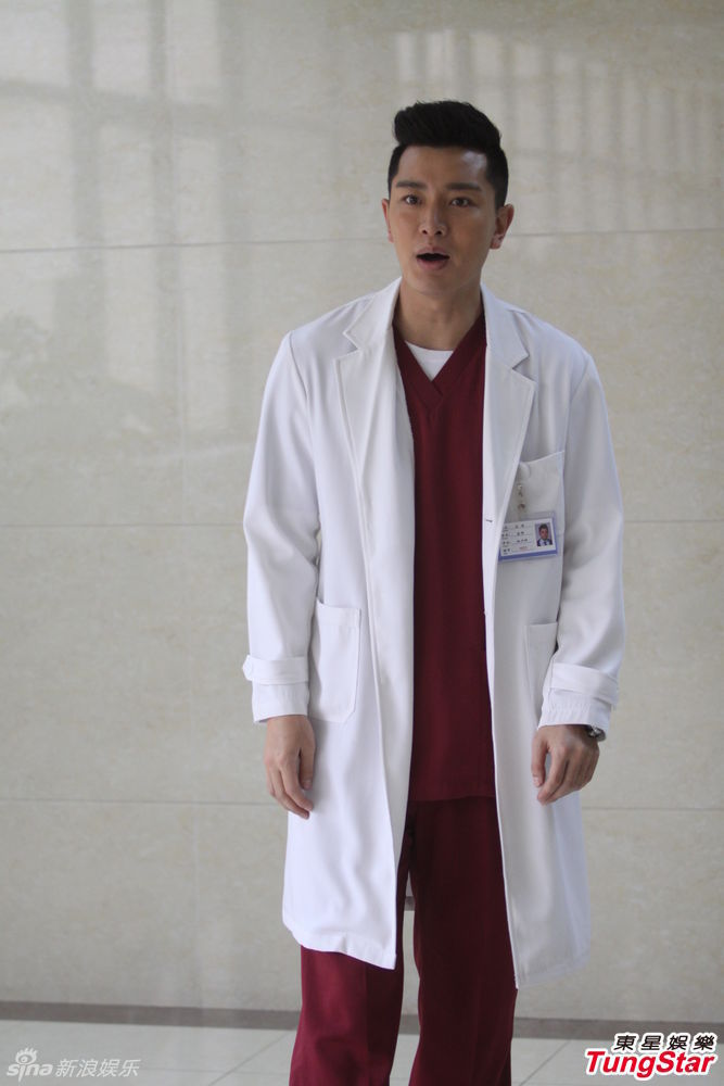 组图:贾乃亮上海拍戏 李小璐甘当绿叶_高清图集_新浪网