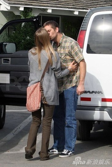 组图:盘点保罗-沃克与小女友贾斯敏恩爱瞬间_高清图集_新浪网