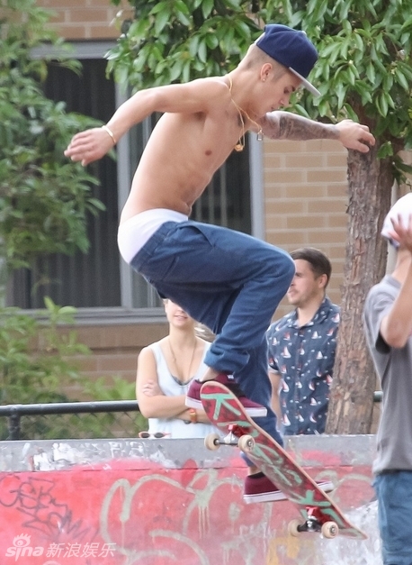 比伯半裸玩滑板秀纹身 裤子滑落露小内