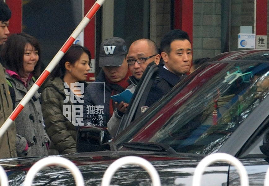 刘涛口含棒棒糖携于和伟对戏 指手画脚