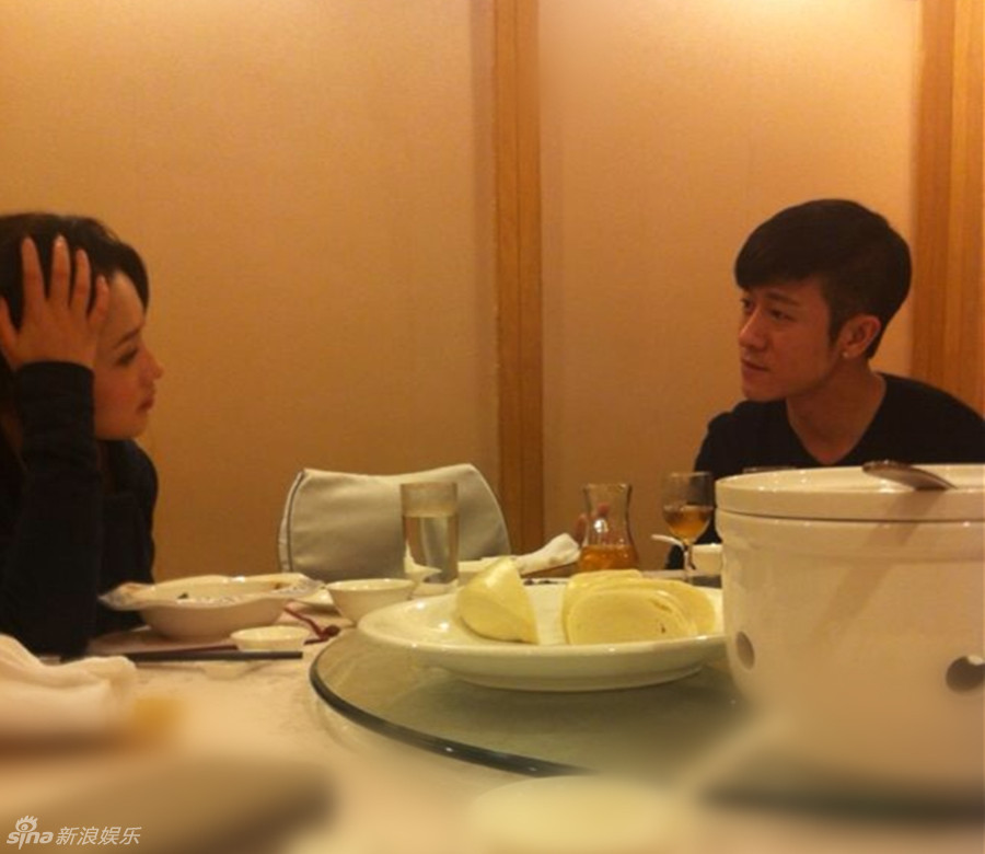 组图:林申低调探班李沁疑穿情侣装热聊_高清图集_新浪网