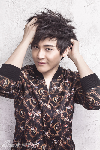 新浪娱乐讯 近日,李炜带着新书《一个人旅行》接受