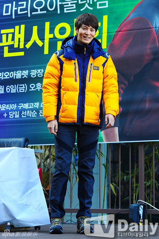 13新浪娱乐讯 今日(12月6日),韩国男星朱元出席了在首尔加山洞mario