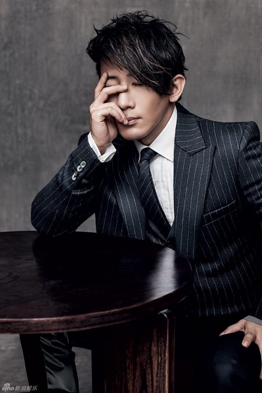 高清图:刘谦新写真曝光 绅士造型演绎魔幻奇境_高清图集_新浪网