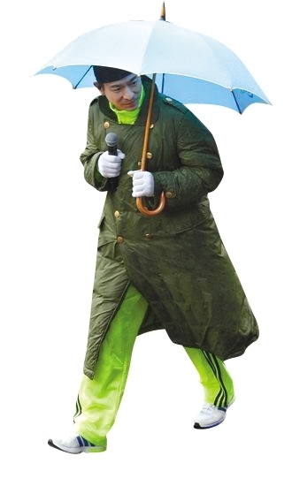 竟然把一件御寒的"军大衣"(其实是一件横店定制军款长羽绒服),穿出了