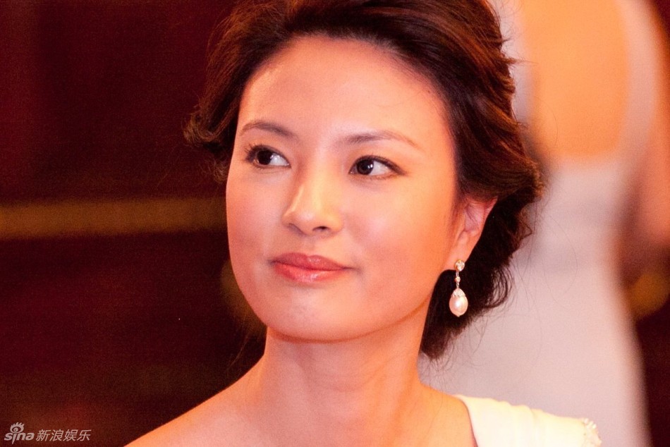 12新浪娱乐讯 日前一组央视美女主播刘芳菲大学时期的旧照曝光,美丽