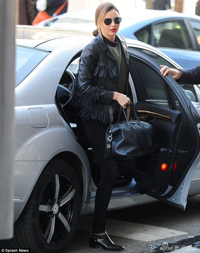 米兰达流苏皮衣干练 红唇展笑颜心情佳