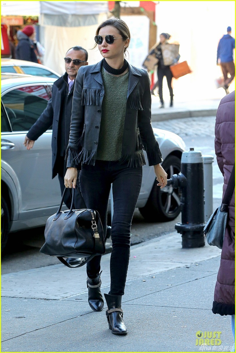 米兰达流苏皮衣干练 红唇展笑颜心情佳