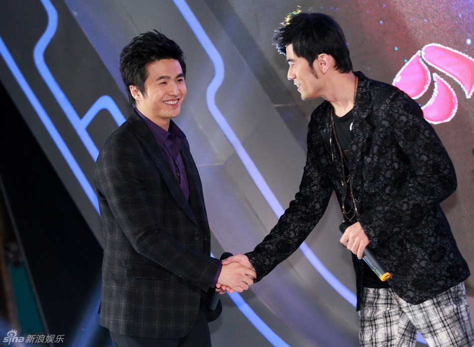 周杰伦,节目制片人王刚及节目"冷面判官"北京大学心理学系副教授魏坤