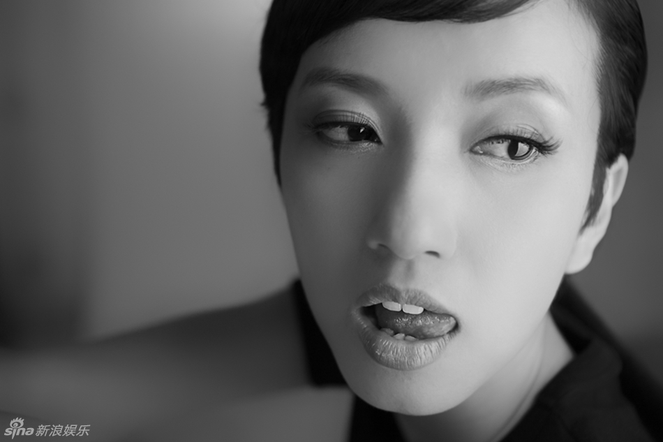 组图:旸姿白云黑白写真曝光 显优雅灵动气质_高清图集_新浪网
