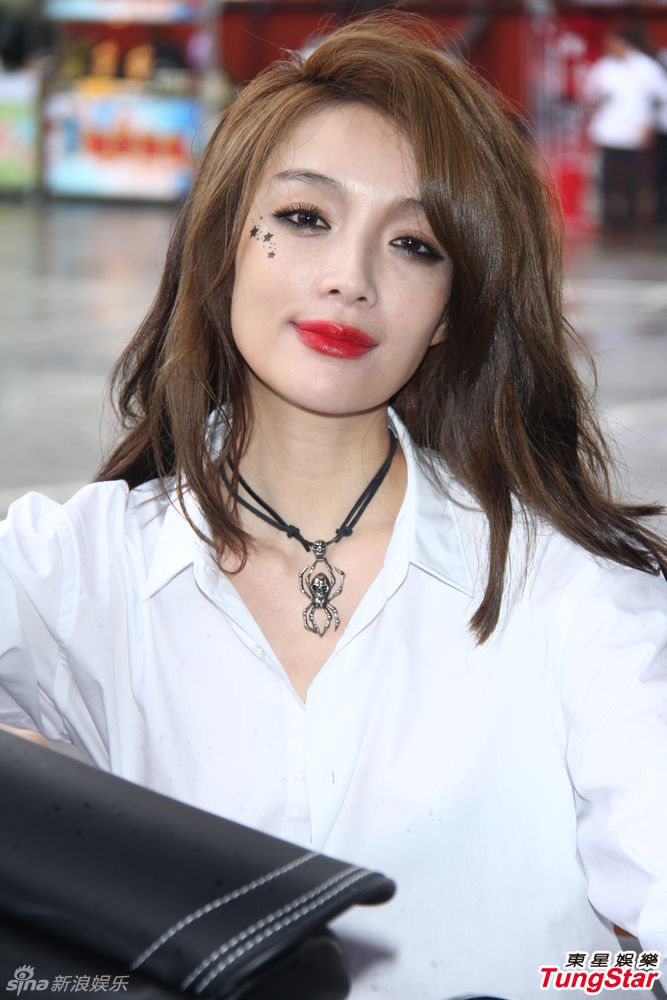 蔡淑臻衬衫透视秀美腿