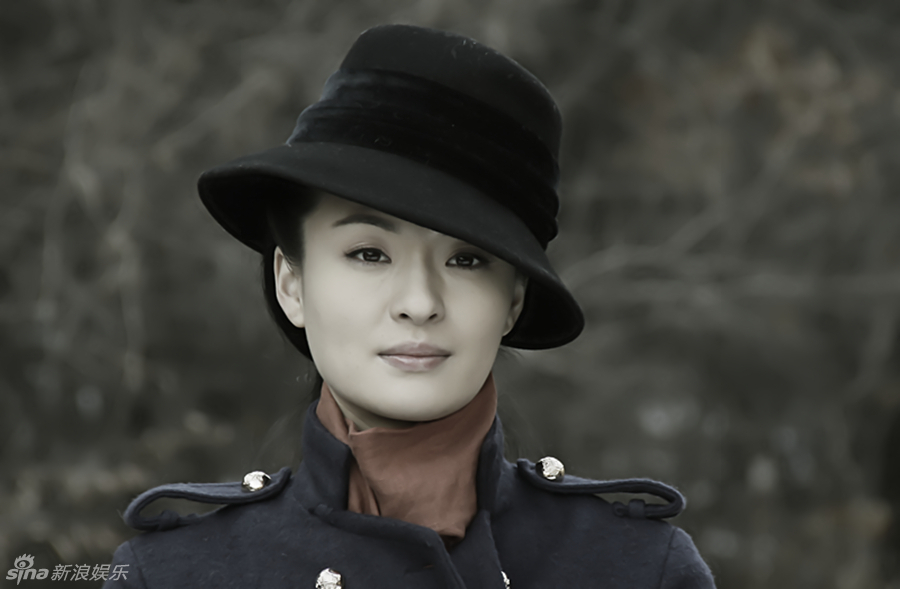 于越饰演的军统交际花顾雨菲造型多变,对沙溢饰演的许忠义展开热烈