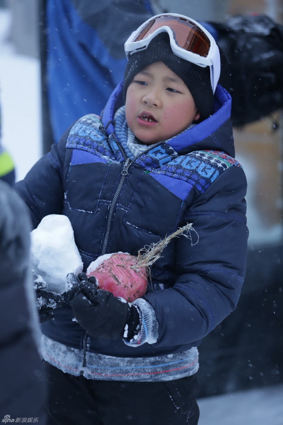 组图:《爸爸》雪乡抢先看 萌娃玩雪脸蛋红扑扑_高清图集_新浪网