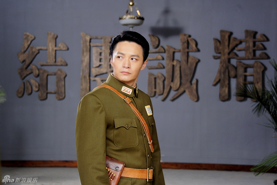 组图:郑国霖《孤胆英雄》玩分裂 上演制服诱惑_高清图集_新浪网
