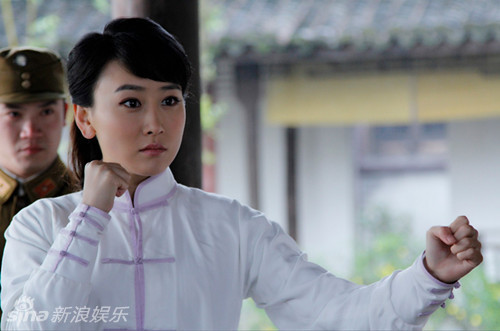 新浪娱乐讯 近日, 毛俊杰曝光一组《苍狼》剧照,她一改"万人迷裴娜"的