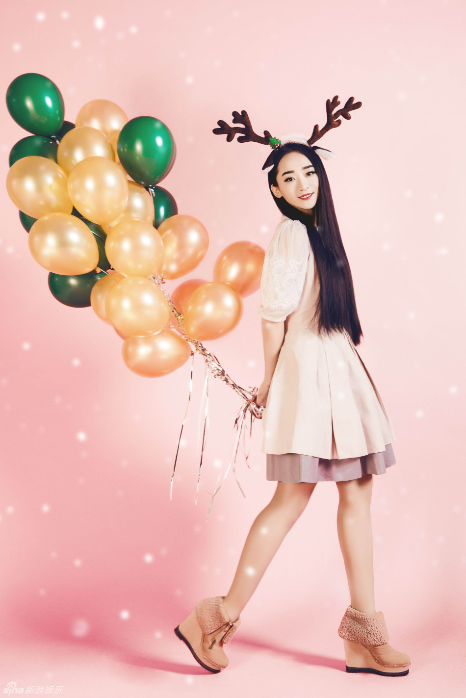 严艺丹粉嫩圣诞大片 化身麋鹿小红帽