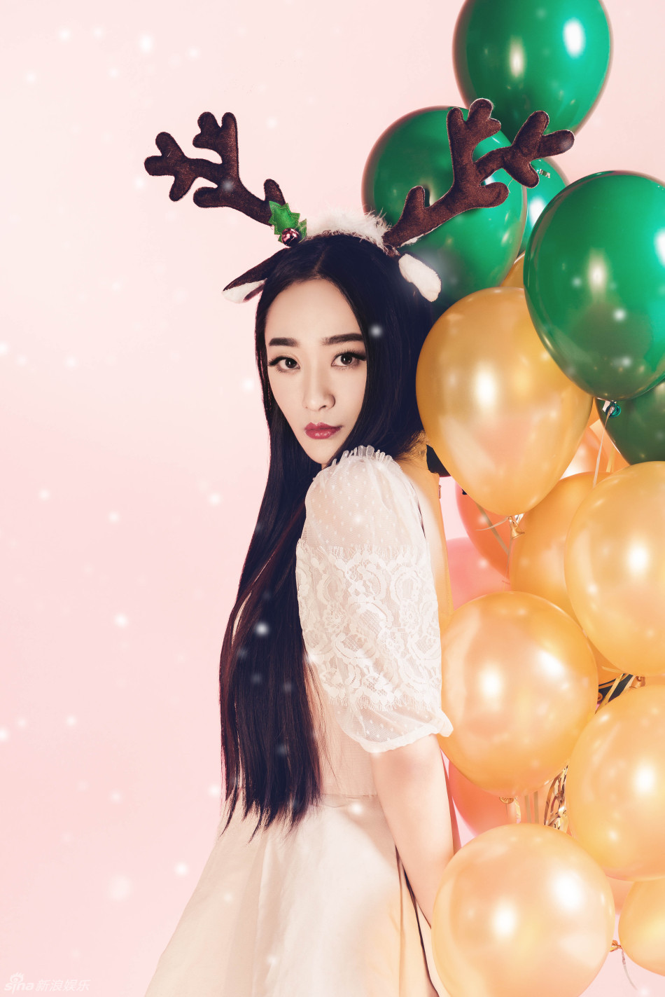 严艺丹粉嫩圣诞大片 化身麋鹿小红帽