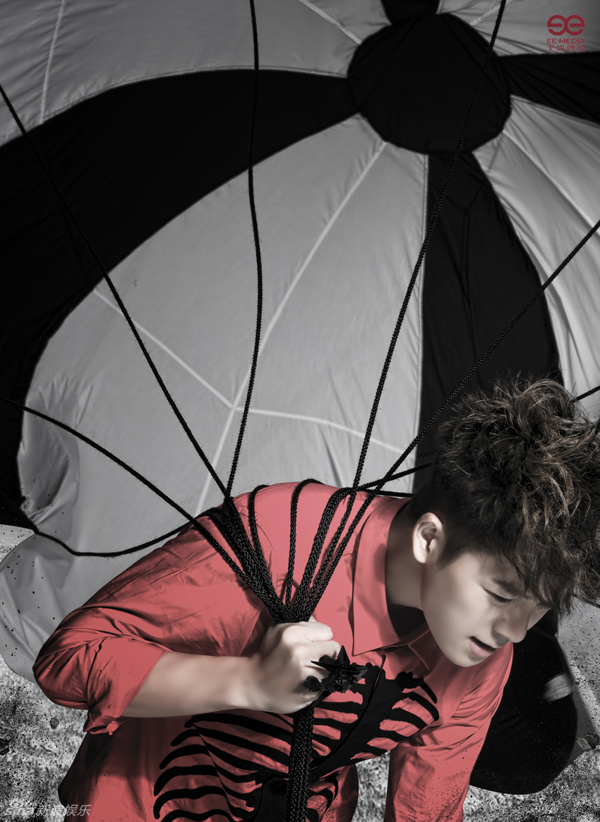 组图:王栎鑫变身冒险家 拉降落伞勇闯险境_高清图集_新浪网