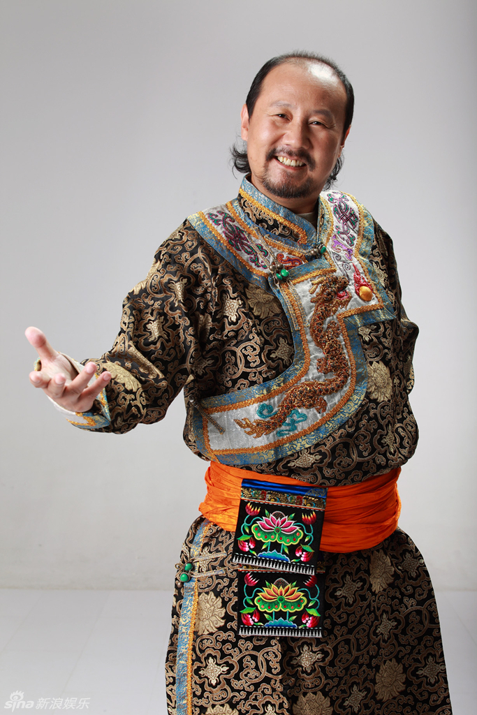 腾格尔换装写真不卖萌 展最炫民族大叔风
