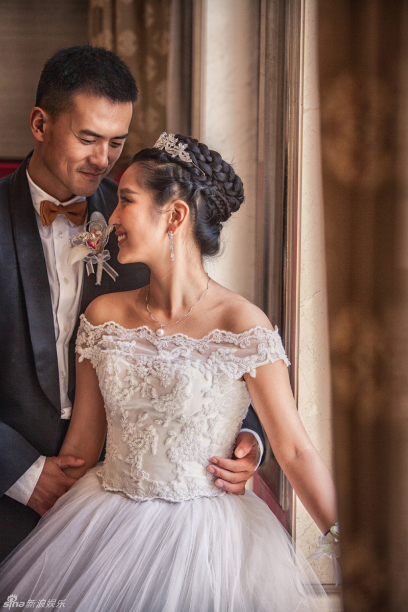 新浪娱乐讯 今日,华谊兄弟旗下何洁3013年度全新单曲《我们结婚吧》mv