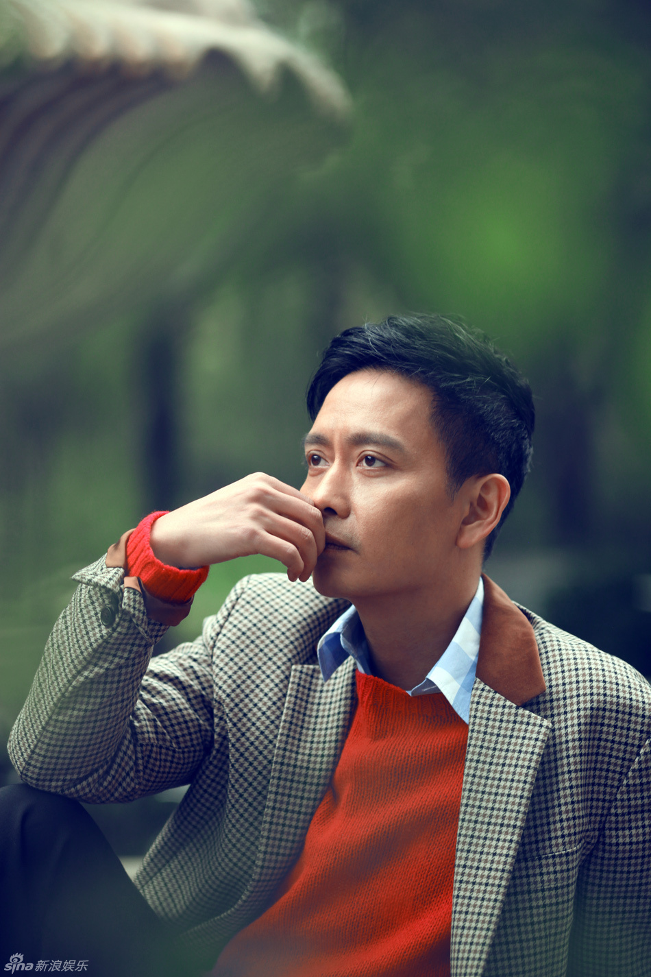 组图:谢君豪撞色写真漫草扶伞显从容_高清图集_新浪网