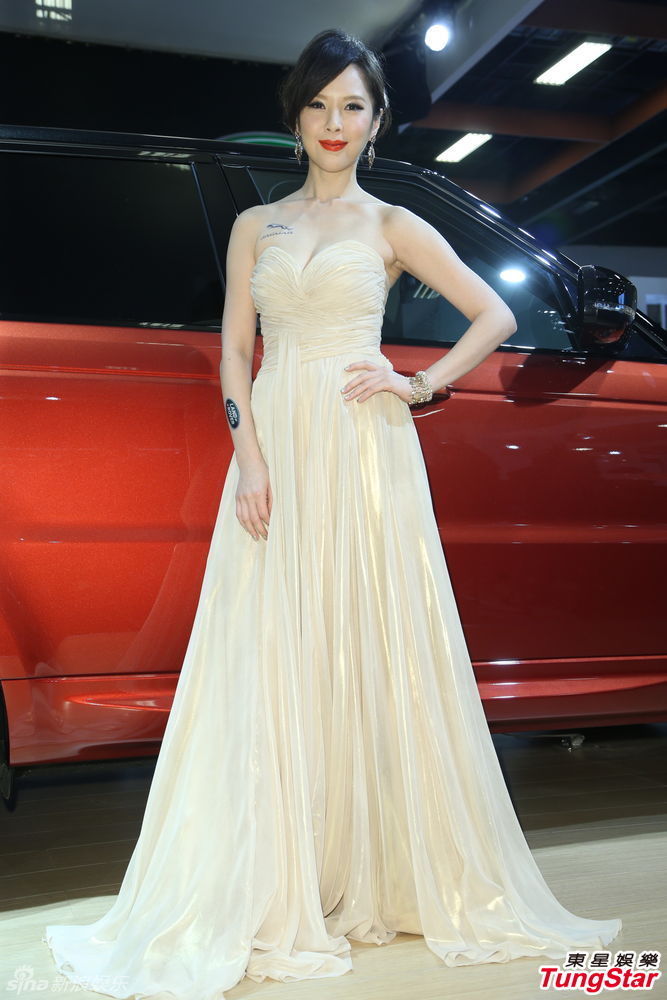 天心裸肩爆乳皮肤白皙 娇艳红唇性感抢镜