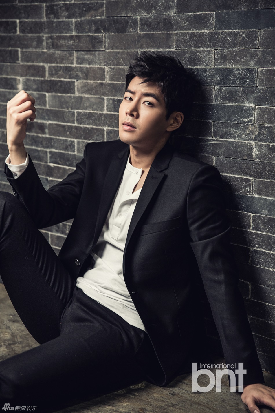 高清组图:韩星李尚允时尚大片 变身帅气台球男_高清图集_新浪网