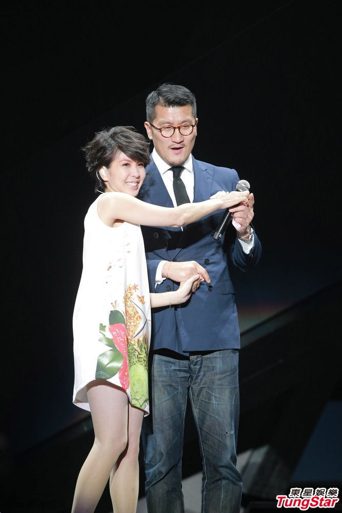 许茹芸新婚首唱 与老公台上牵手拥抱