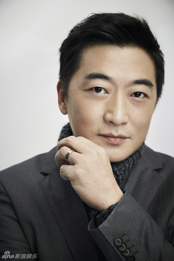 组图:邵峰冬日温暖写真 高领毛衣打造韩剧风尚