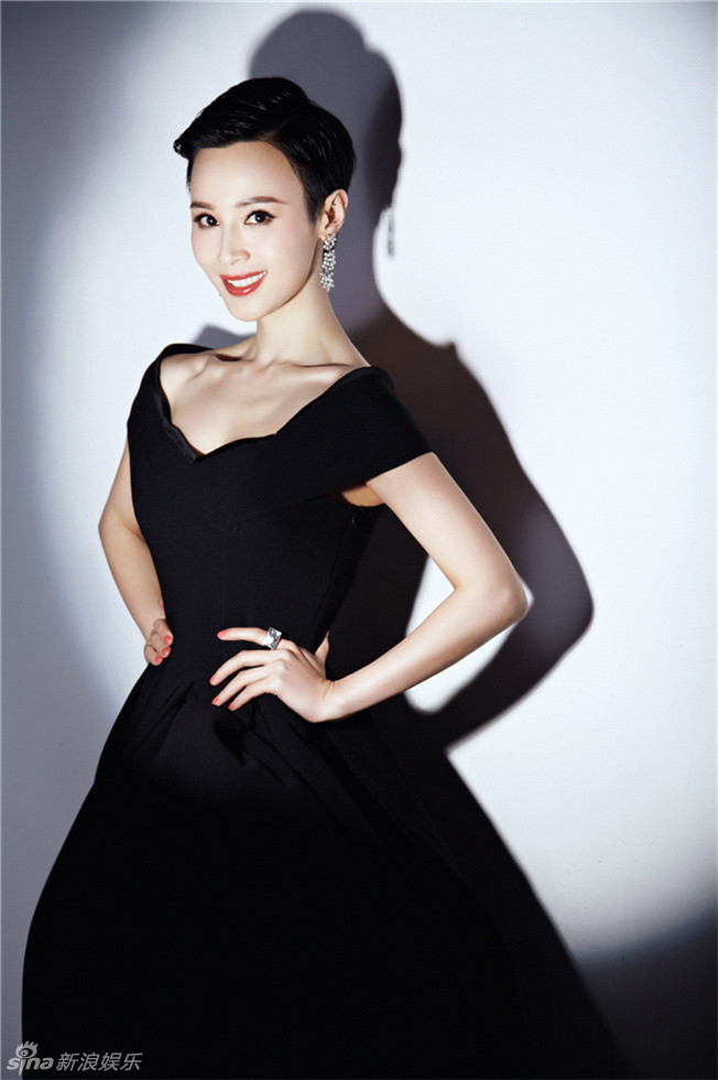 组图:石小群黑色质感写真风情别有韵味_高清图集_新浪网