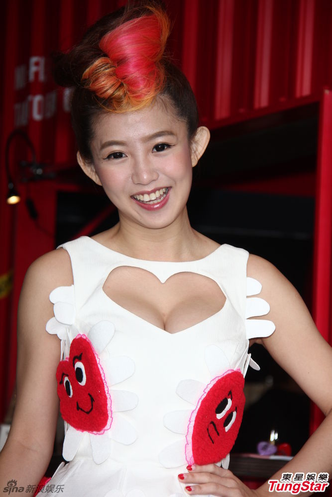 郭书瑶红白短裙亮相 大露胸器秀性感