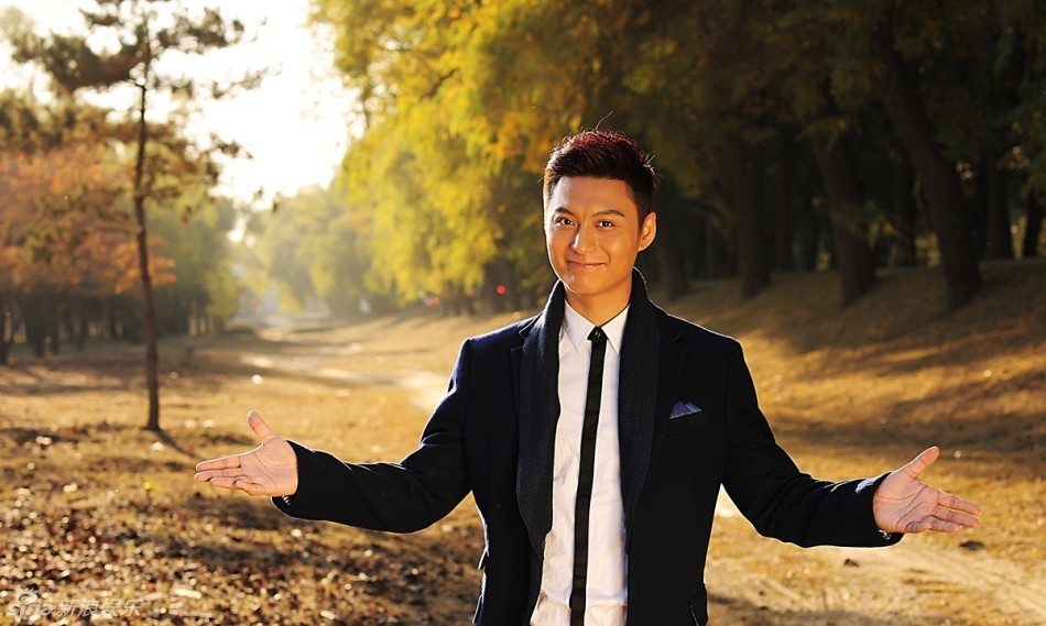 组图侯京健户外写真型格休闲显暖男本质