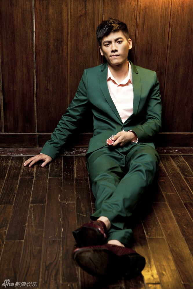 组图:王子睿全新雅痞写真 完美诠释型男本色